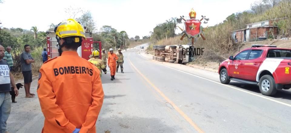 Carreta perde o controle e tomba após matar 21 bois atropelados